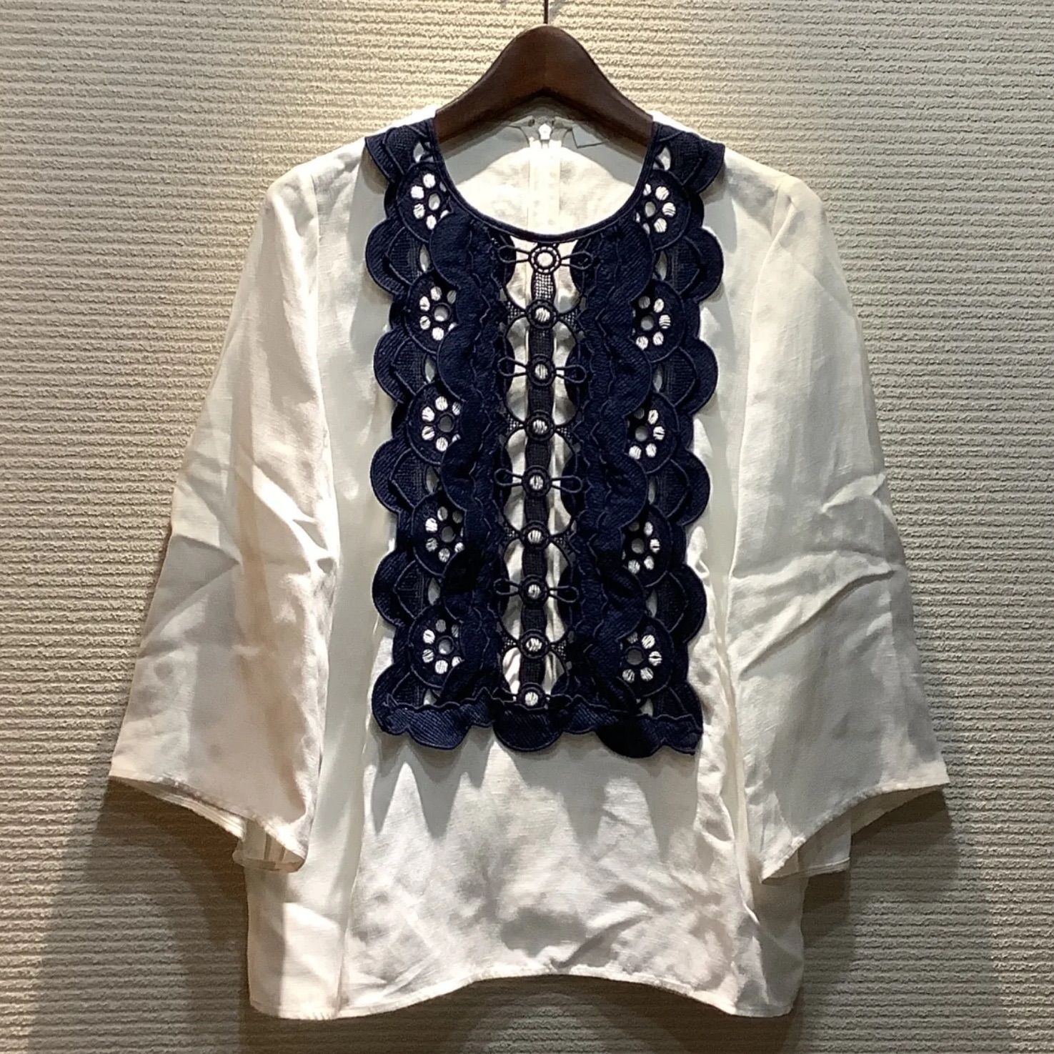ランキング上位のプレゼント Chloeビスコースオフ白にネイビーのレースブラウス トップス