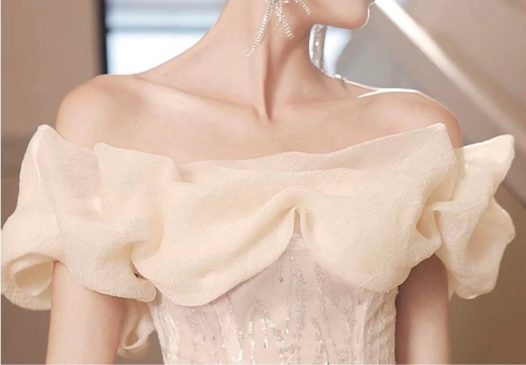 スパンコールにフリルがオシャレで美しいオフショルロングドレス