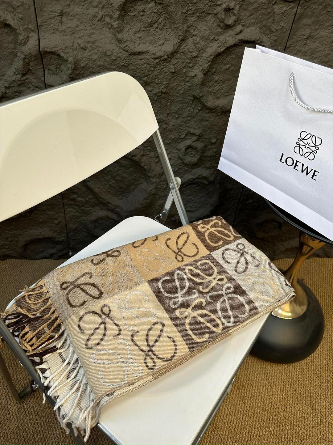 Loeweロエベの秋冬シンプルなグレーのスカーフ｜ ｜