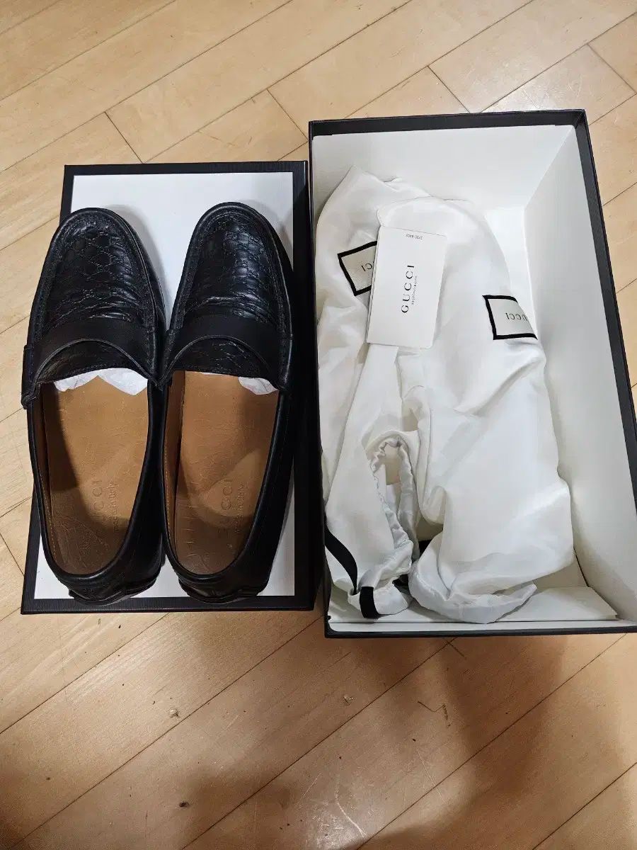 そんな感じのしないグッチローファーとして販売されています