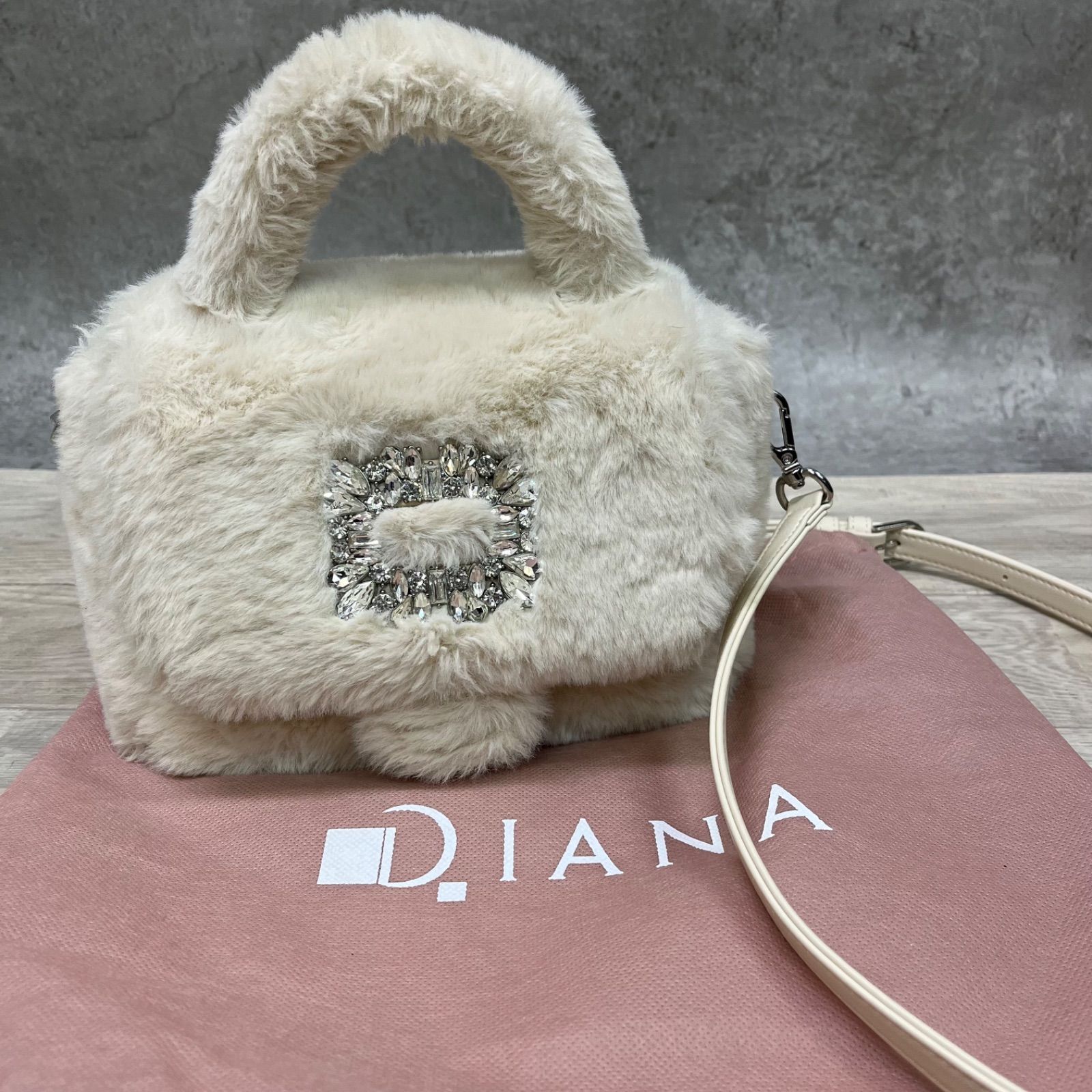 美品 DIANA ダイアナ フェミニンファーバッグ アイボリーファー