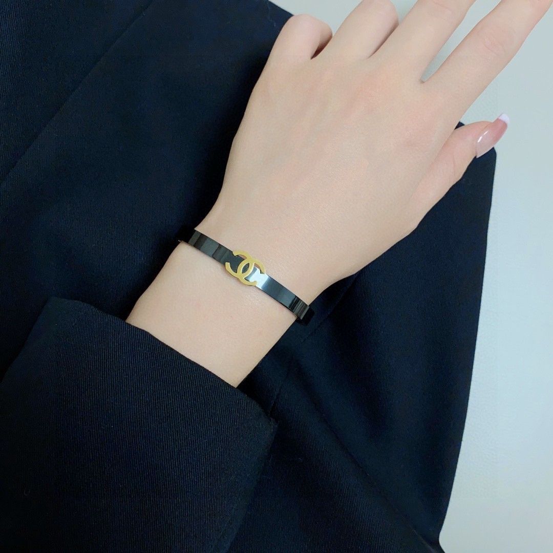 CHANEL ブラックレザーブレスレット調整可能 CHANEL ブラックレザーブレスレット調整可能