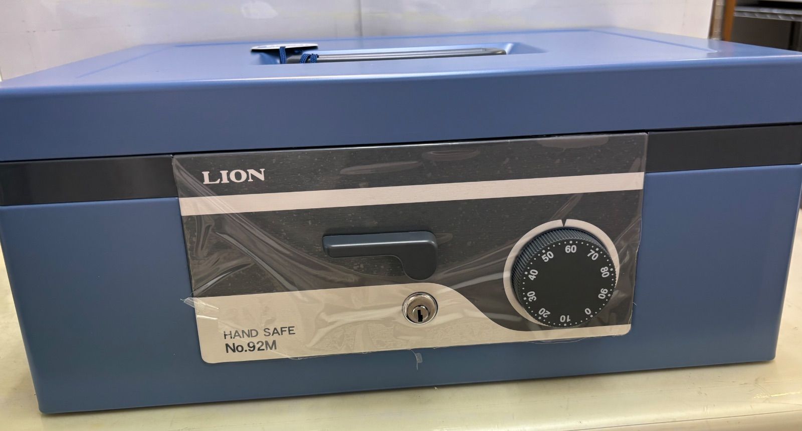 ◇金庫 ライオン事務器 LION No.92M 手提金庫 ブルー - メルカリ