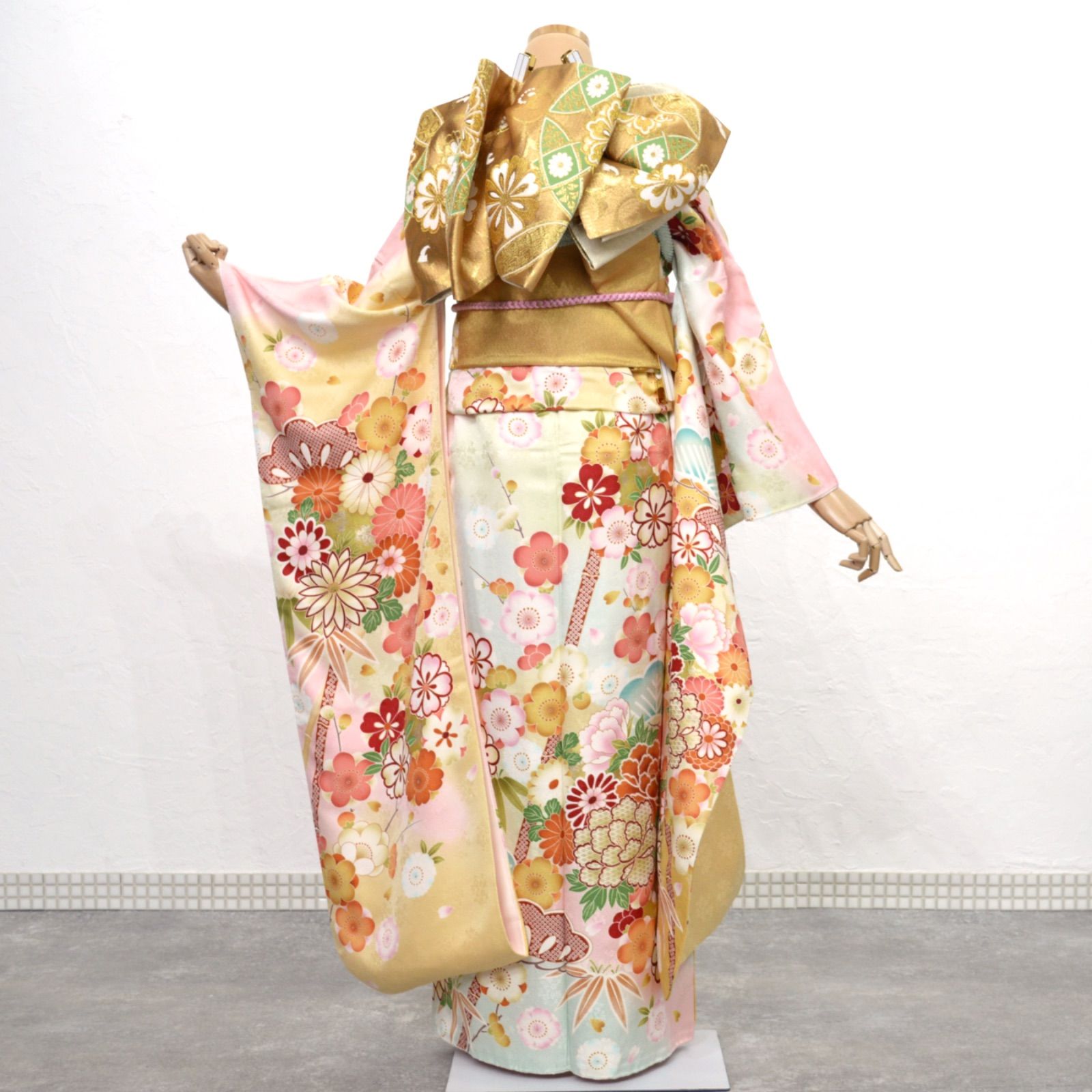 美品》正絹 振袖フルセット M〜LLサイズ クリーム 古典 成人式 モダン 