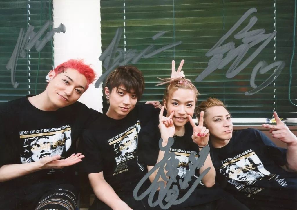 男性タレント最新直筆サイン写真まとめ2 専用ページ 中古】生写真(男性) ☆集合(4人)/直筆サイン入り・横型・2Lサイズ/10th