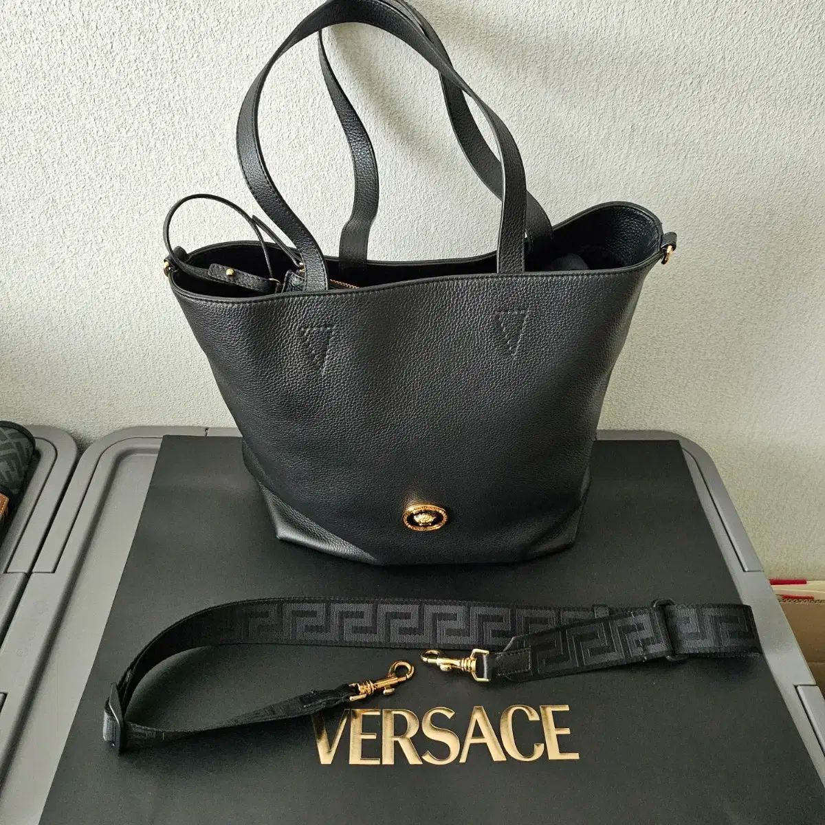 黒バッグパンツ財布ベルトニットにVERSACEヴェルサーチパーカー VERSACE ヴェルサーチェ ベルサーチ ジップアラウンド
