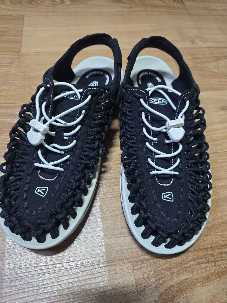 KEEN キーン ユニーク 黒 シルバー バーチ サンダル メンズ 1027435