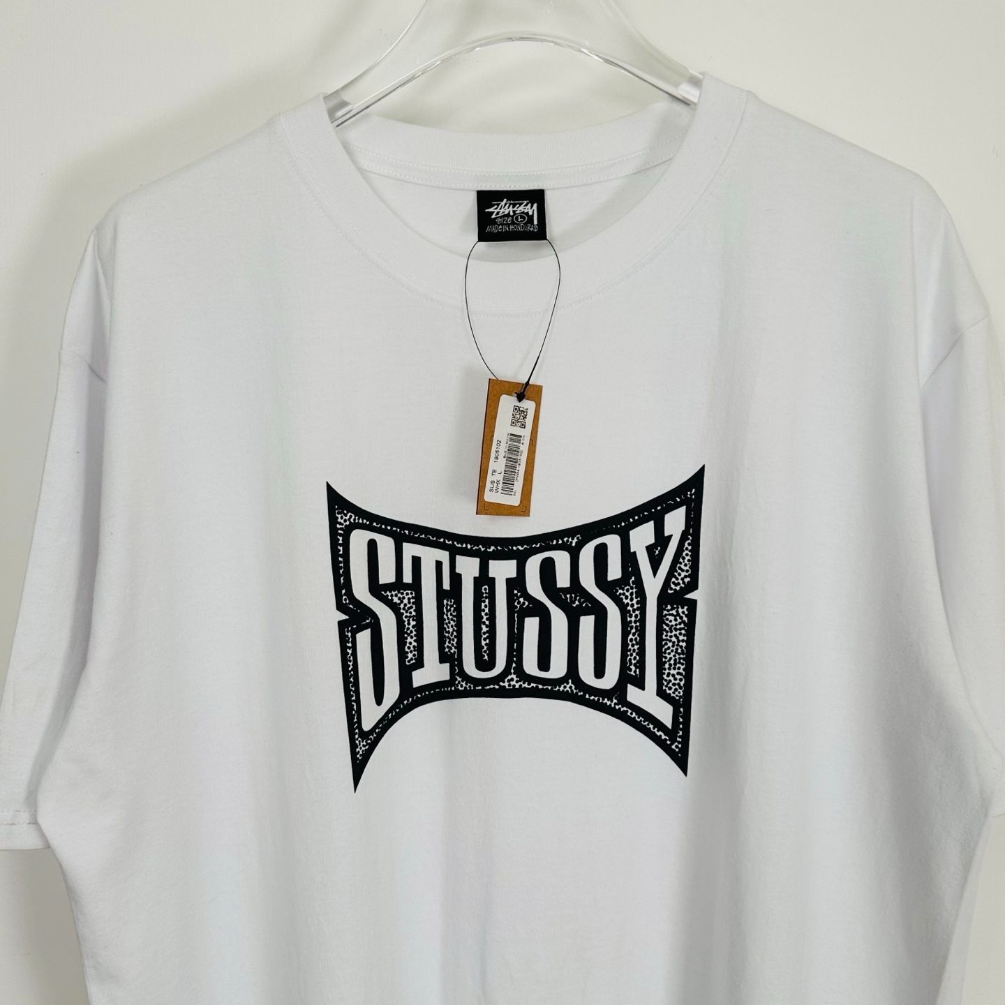 STUSSY のチャンピオンフラッグ柄の T シャツ、白の色、男女兼用の 