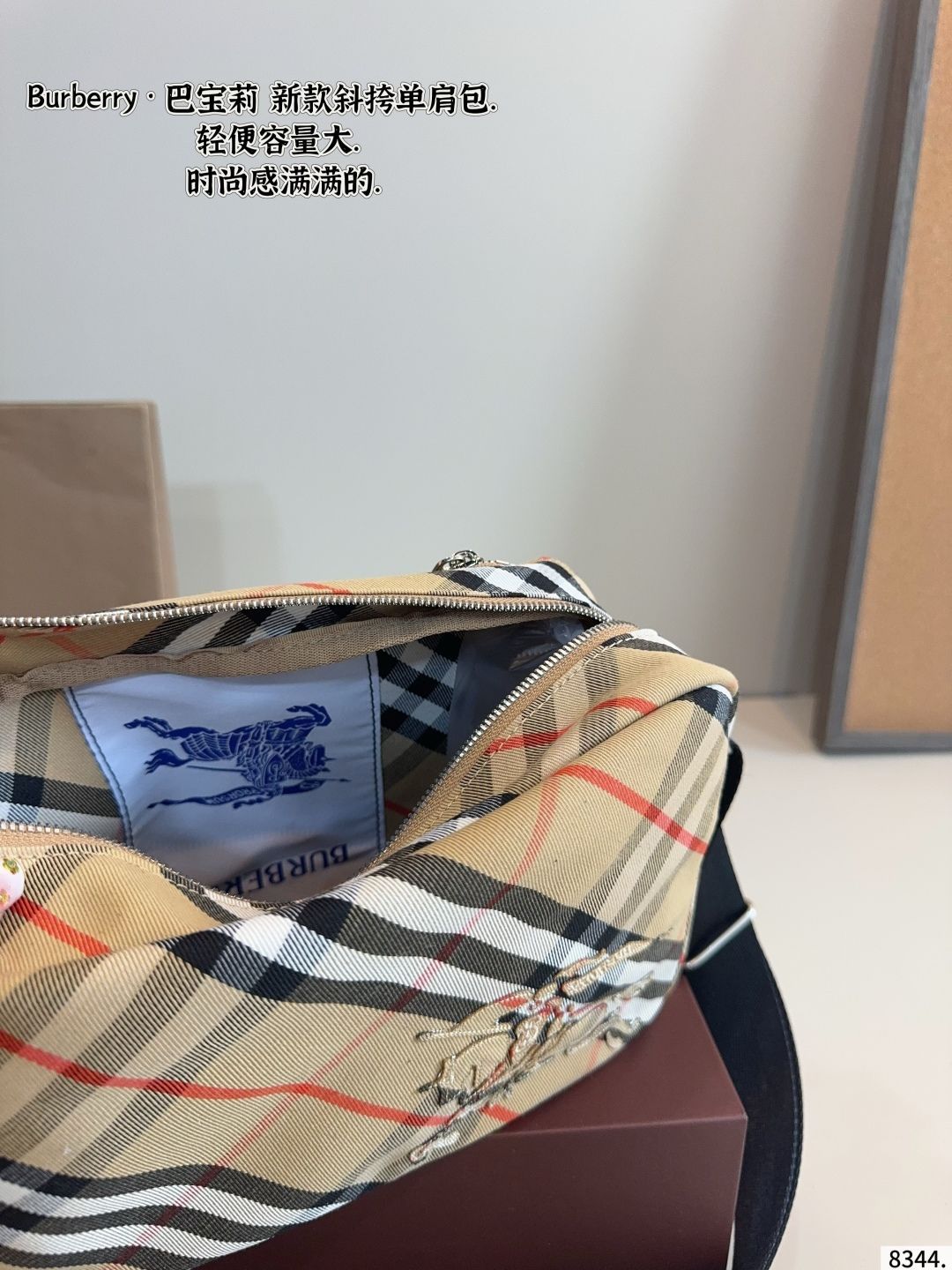 p 1080ギフトボックス🎁. バーバリーBURBERRYチェック柄カメラ