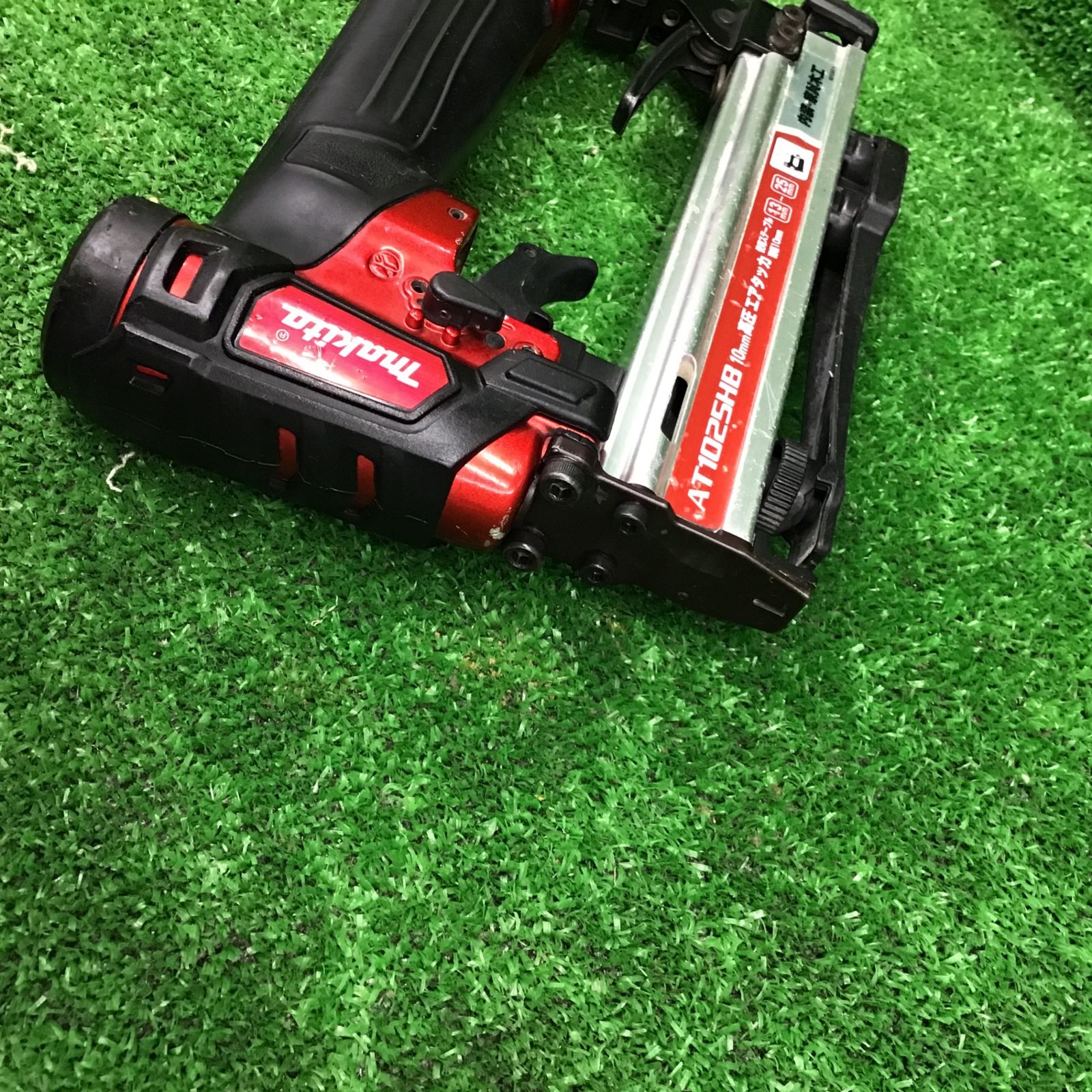 〇マキタ(makita) 高圧エアタッカ エアダスタ付 10mm 赤 AT1025HB 