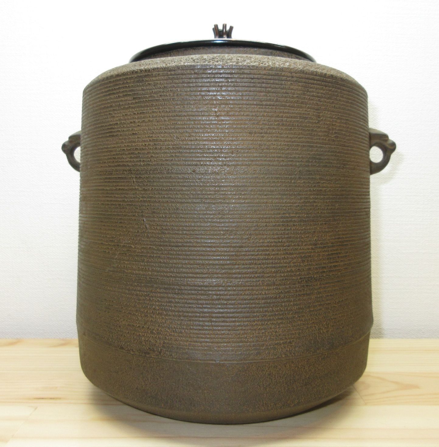 送料込【逢絢亭】茶道具 釜 風炉釜 筒釜 糸目模様 釜師 和田美之助 共箱入り 逢絢亭】茶道具 釜 風炉釜 筒釜 糸目模様 釜師 和田美之助 共箱入り 逢