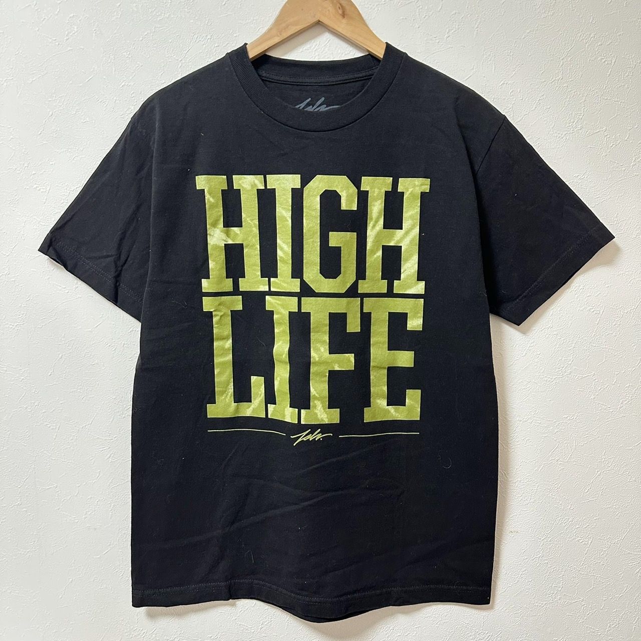 (^w^)b JSLV JUS LIV`N IN ジャスリブ HIGH LIFE 半袖 Tシャツ 英字プリント カジュアル シンプル ブラック メンズ  Mサイズ