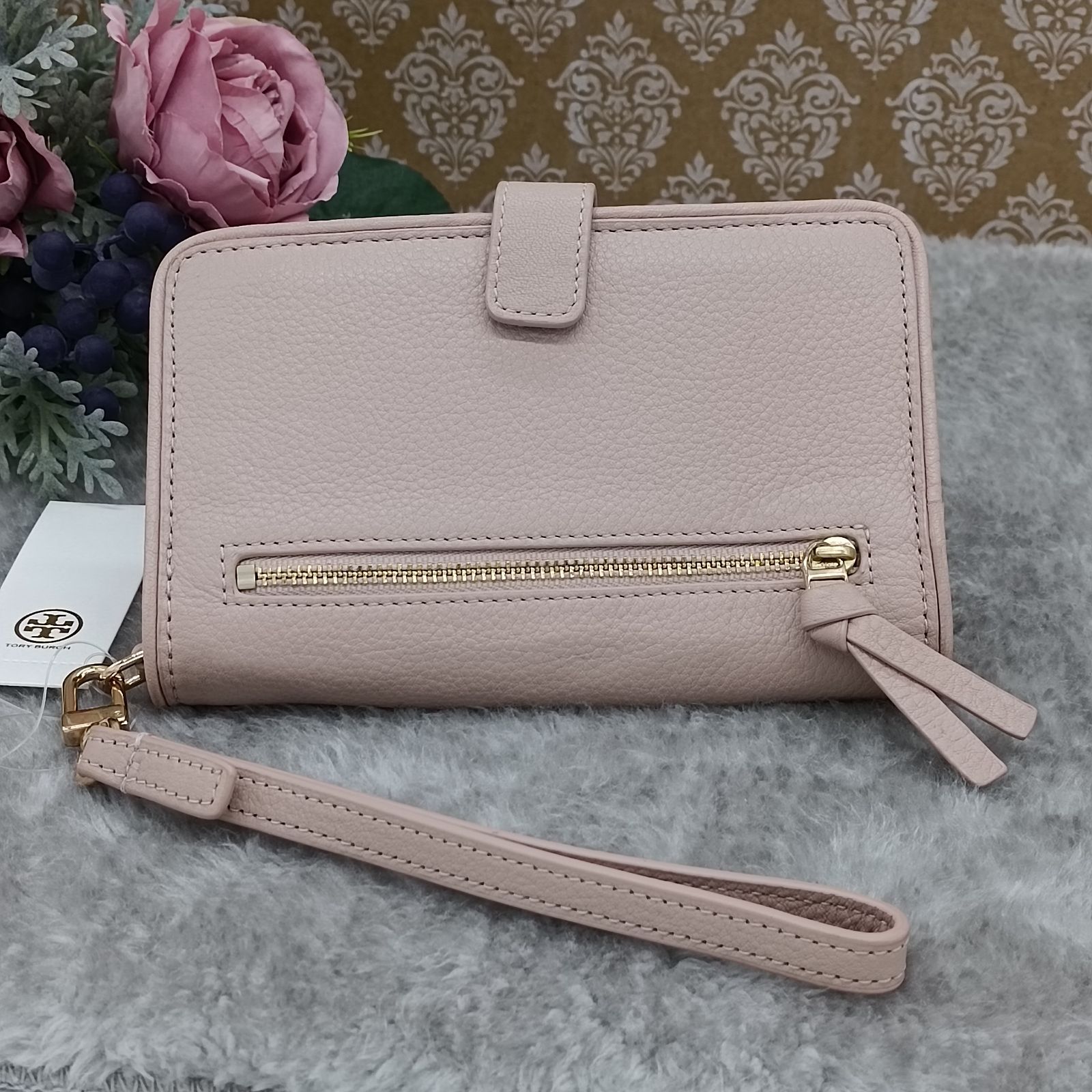 《 TORY BURCH 》　★未使用・タグ付★　トリーバーチ　ブリテン　スマートフォンウォレット　折財布　スマートフォンケース　リストレット　 クラッチバッグ　ペブルレザー　ブリテンライン　ライトピンク　送料無料・匿名配送・最短即日発送いたします！　245