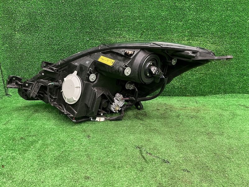 アイシス ZGM15W 右ヘッドランプ ヘッドライト プラタナリミテッド コイト 44-72 81145-44360 209