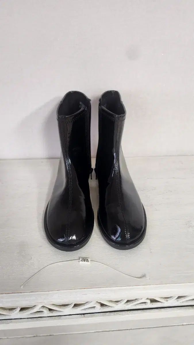 ZARA ザラ キッズ ZARA 黒 エナメル アングルブーツ 25FW