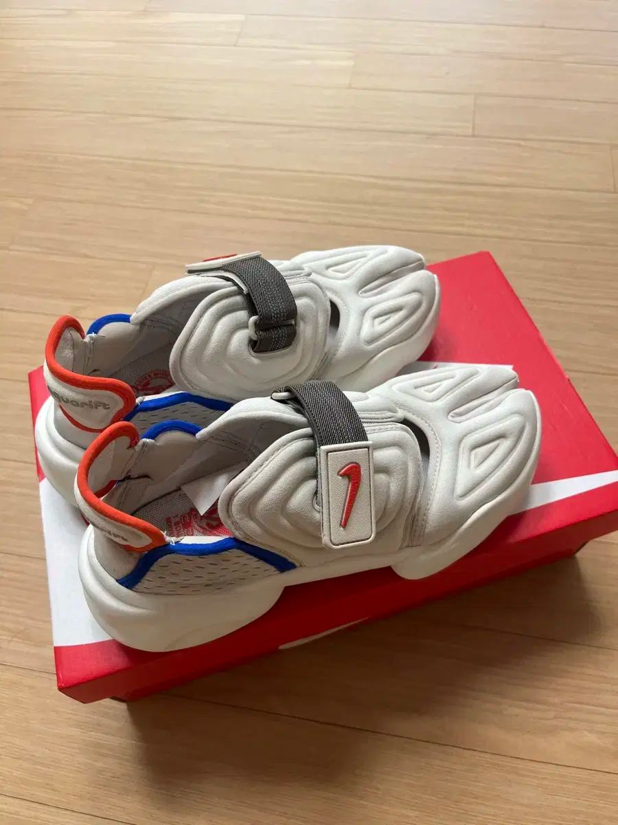 NIKE ナイキ アクア リフト 240