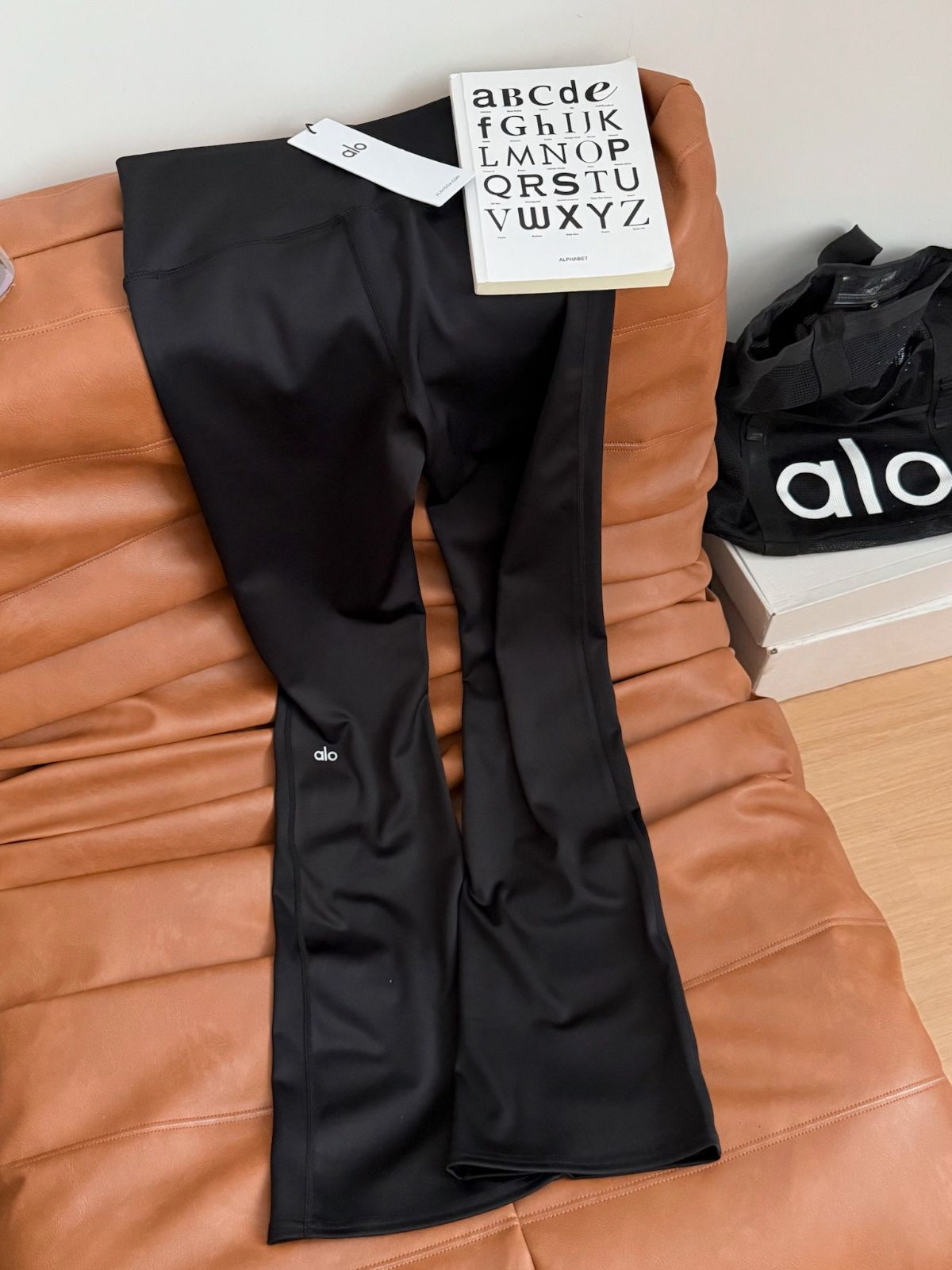 ALO Yoga プリントヨガフ パンツ フィットネスガール用スポーツパンツ 腹部引き締め ヒップアップ効果 リラックスフィットなトレーニングパンツ