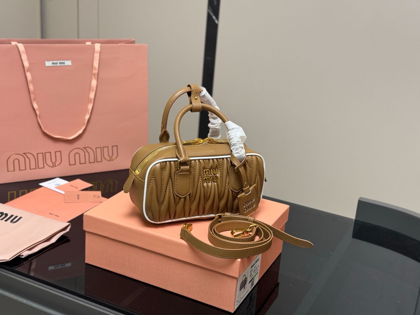 深夜割中‼️MIU MIUブラウンレザー ボウリングバッグ2Way 新品、未使用‼️ 未使用 MIUMIU ボウリングバッグ 茶色 レザー - メルカリ