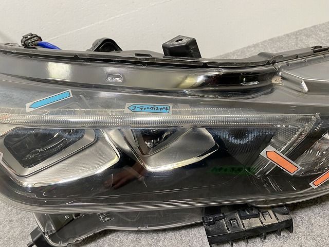 リーフ/LEAF ZE1 純正 右 ヘッドライト/ランプ LED レベライザー 刻印P