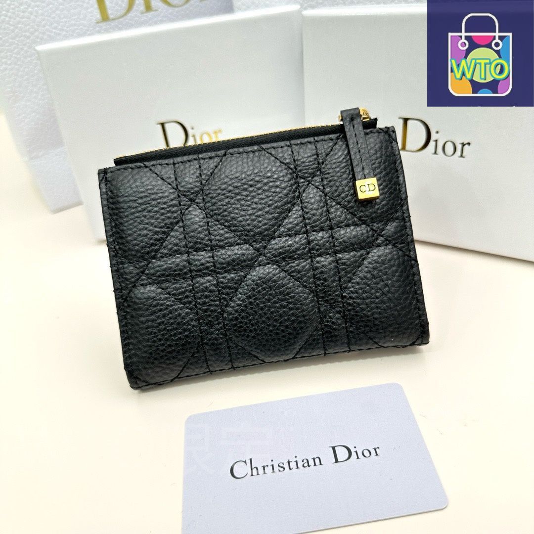 PVCとレザーを組み合わせた多機能で実用的な