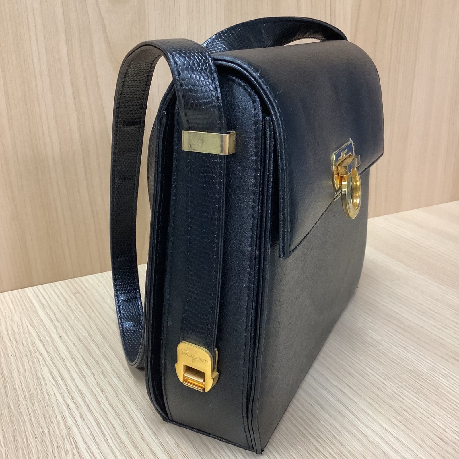 Salvatore Ferragamo サルヴァトーレフェラガモ ガンチーニ