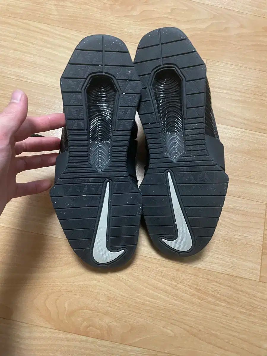 NIKE