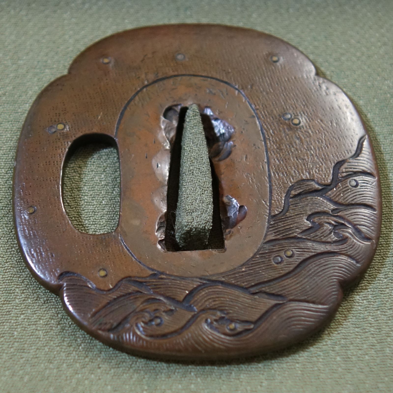 27，日本刀  鍔   彫り物   象嵌 鍔 【 素銅地 象嵌 波図鍔 】 日本刀 刀装具 鐔 骨董 古美術