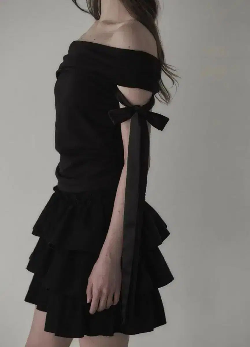 霊廟 ニンフ リボン オフショルダー Tシャツ チャン ウォンヨン