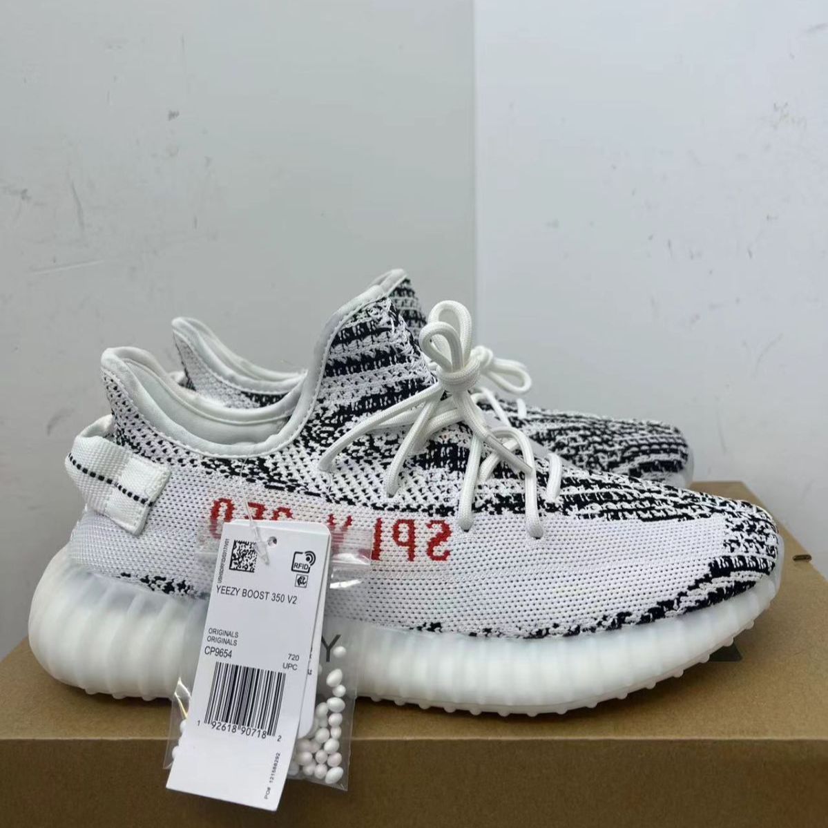 新品未使用アディダス aidias originals Yeezy Boost 350スニーカー