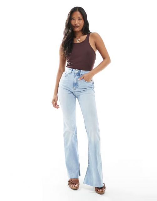 【送料無料】 ストラディバリウス レディース デニムパンツ ボトムス Stradivarius Petite D74 flare slit jeans in light wash LBLUE
