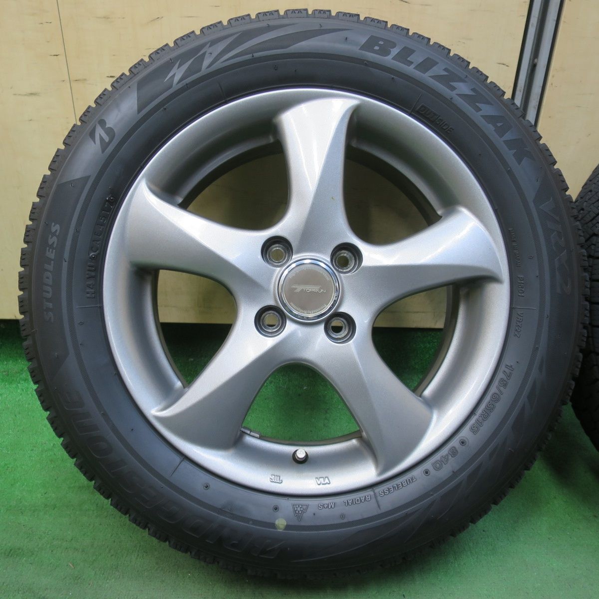 バリ溝 9分 スタッドレス 175 65R15 ブリヂストン ブリザック VRX2 TOPRUN トップラン 15インチ PCD100 4H 5092607イス