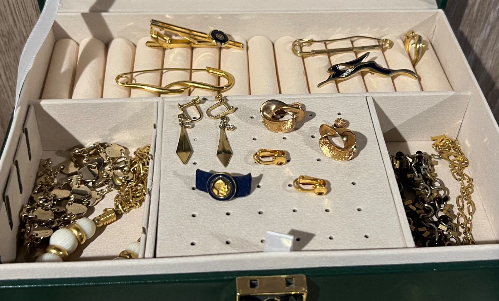 遺品でない生前整理　アクセサリーまとめ売り　ネックレス　腕時計　ブレスレット 遺品整理 生前整理 アクセサリーまとめ売り ネックレス