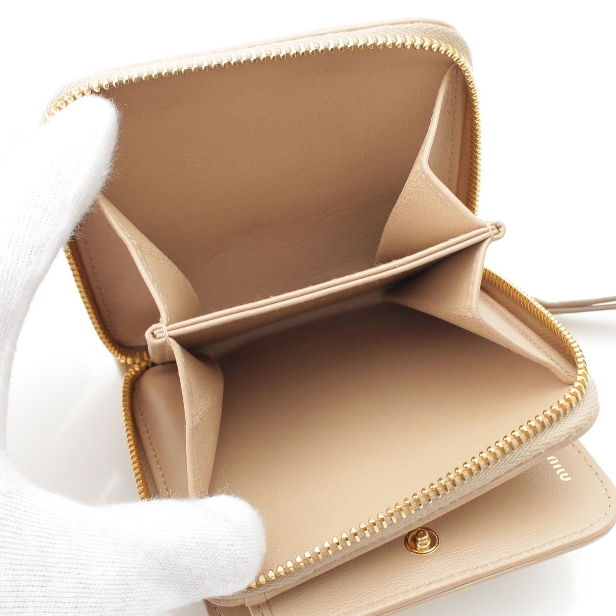 MIUMIU マテラッセ 折り財布 コンパクトウォレット レザー ゴールド金具 MIUMIU マテラッセ 折り財布 コンパクトウォレット レザー ゴールド金具