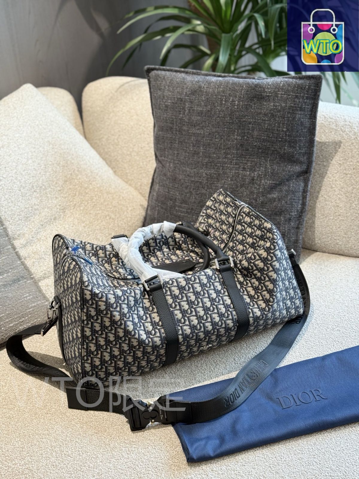 ディオールのトラベルバッグ Men's Designer Travel Bags, Suitcases & Accessories | DIOR