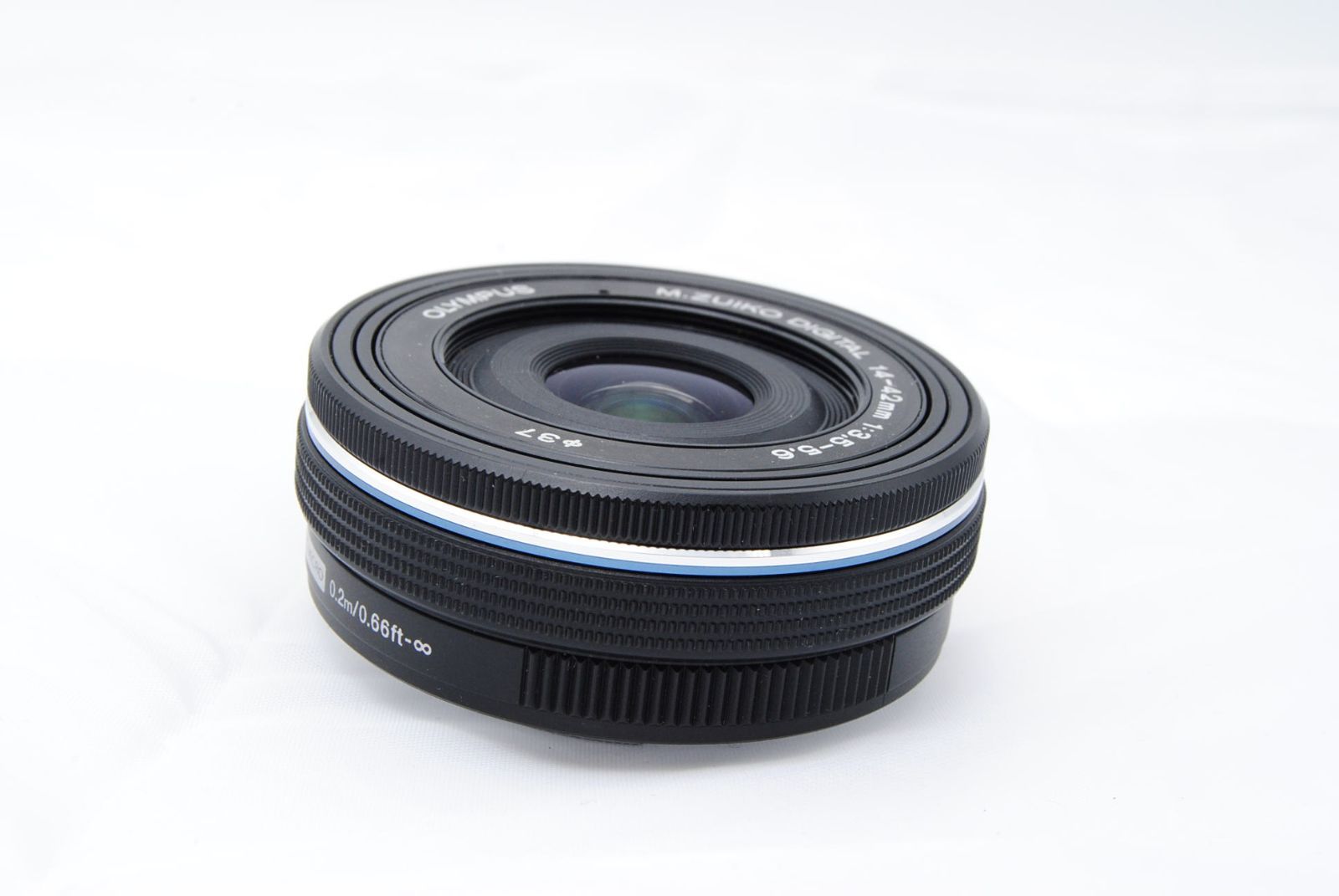 美品 ☆ OM SYSTEM/オリンパス OLYMPUS M.ZUIKO DIGITAL ED 14-42mm F3.5-5.6 EZ BLK  電動式パンケーキズームレンズ - メルカリ