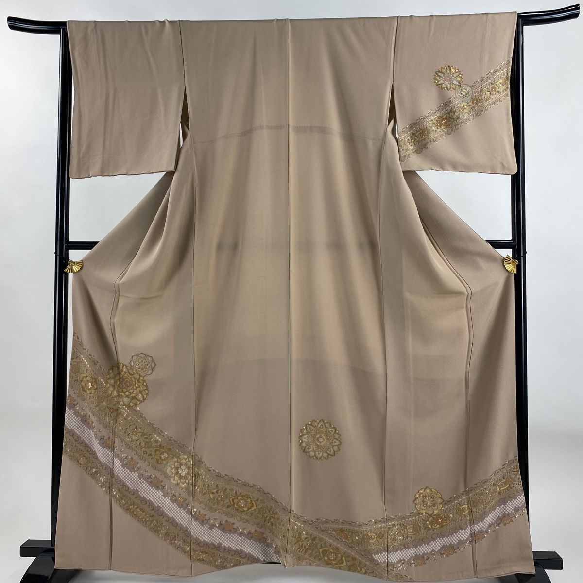 付下げ 身丈162.5cm 裄丈65cm M 袷 華文 花唐草 刺繍 金糸 ピンクベージュ 正絹 秀品