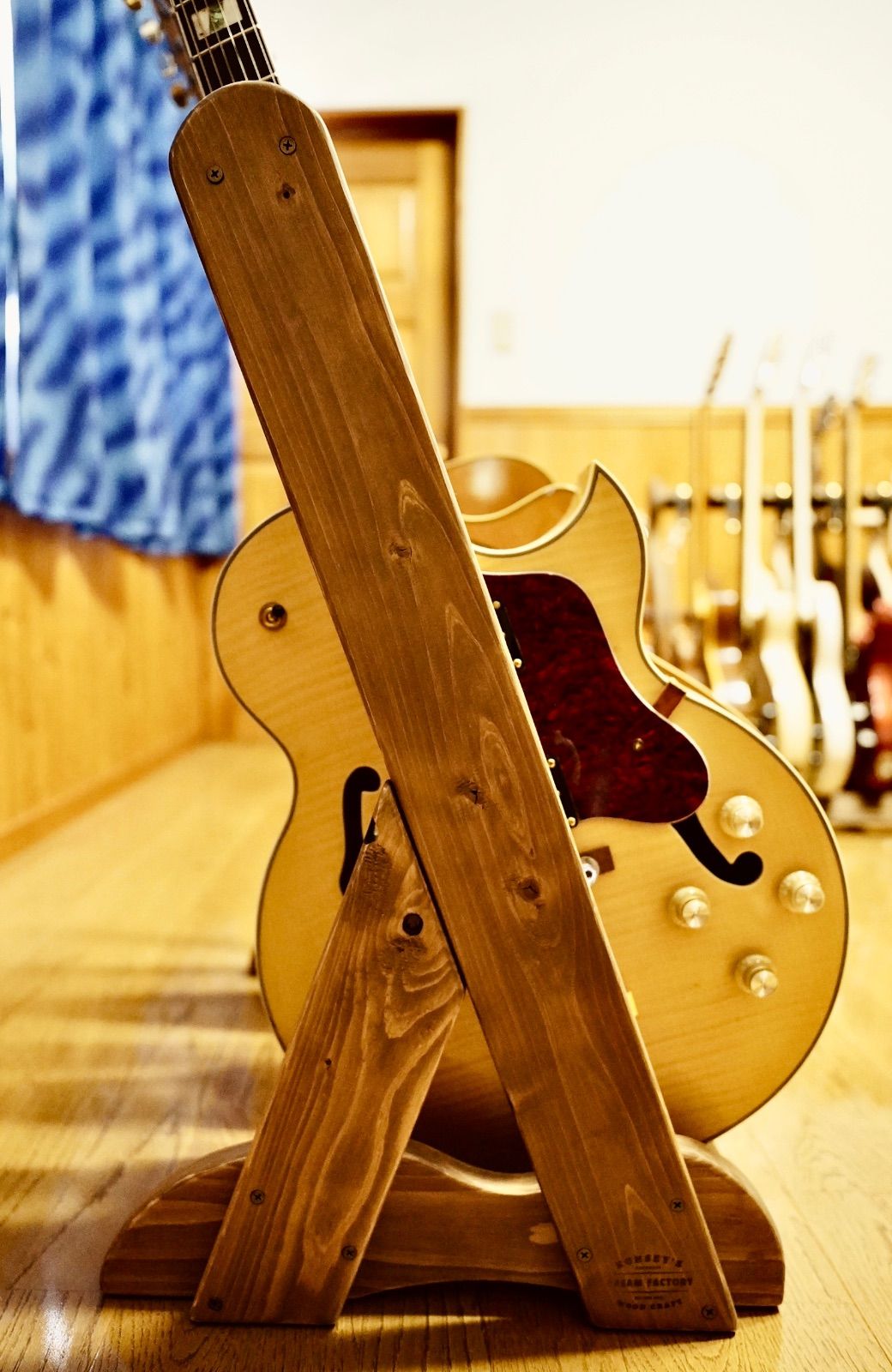 必要な 24時間以内に発送 手作り木工 木製ギタースタンド 保護剤仕上げ ３本掛け