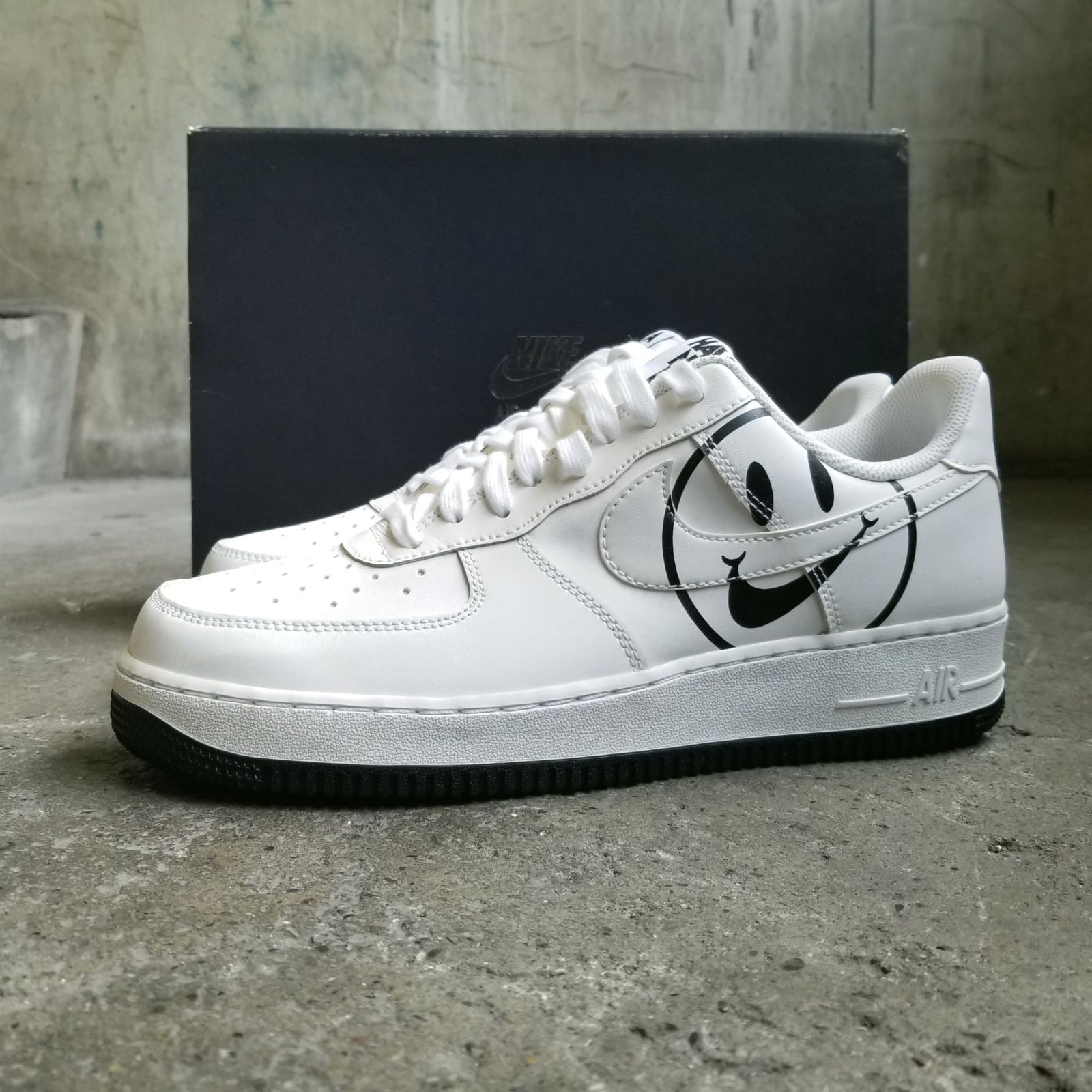 NIKE AIR FORCE 1 