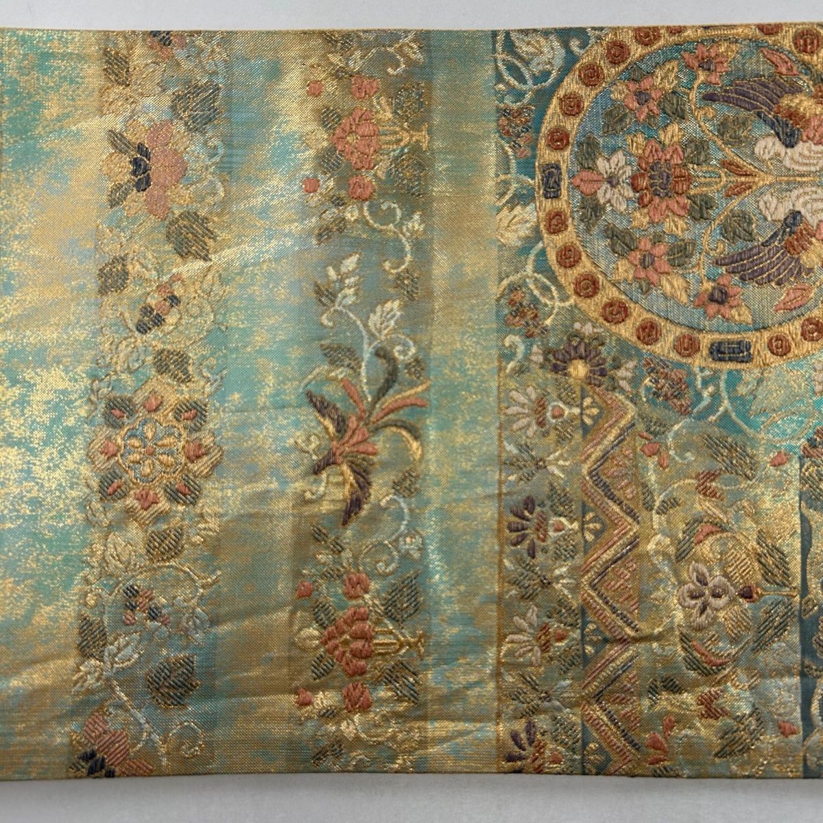 袋帯 秀品 正倉院 向かい鳥 草花 刺繍 金糸 薄緑 六通 正絹 袋帯 秀品 正倉院 向かい鳥 草花 刺繍 金糸 薄緑 六通 正絹