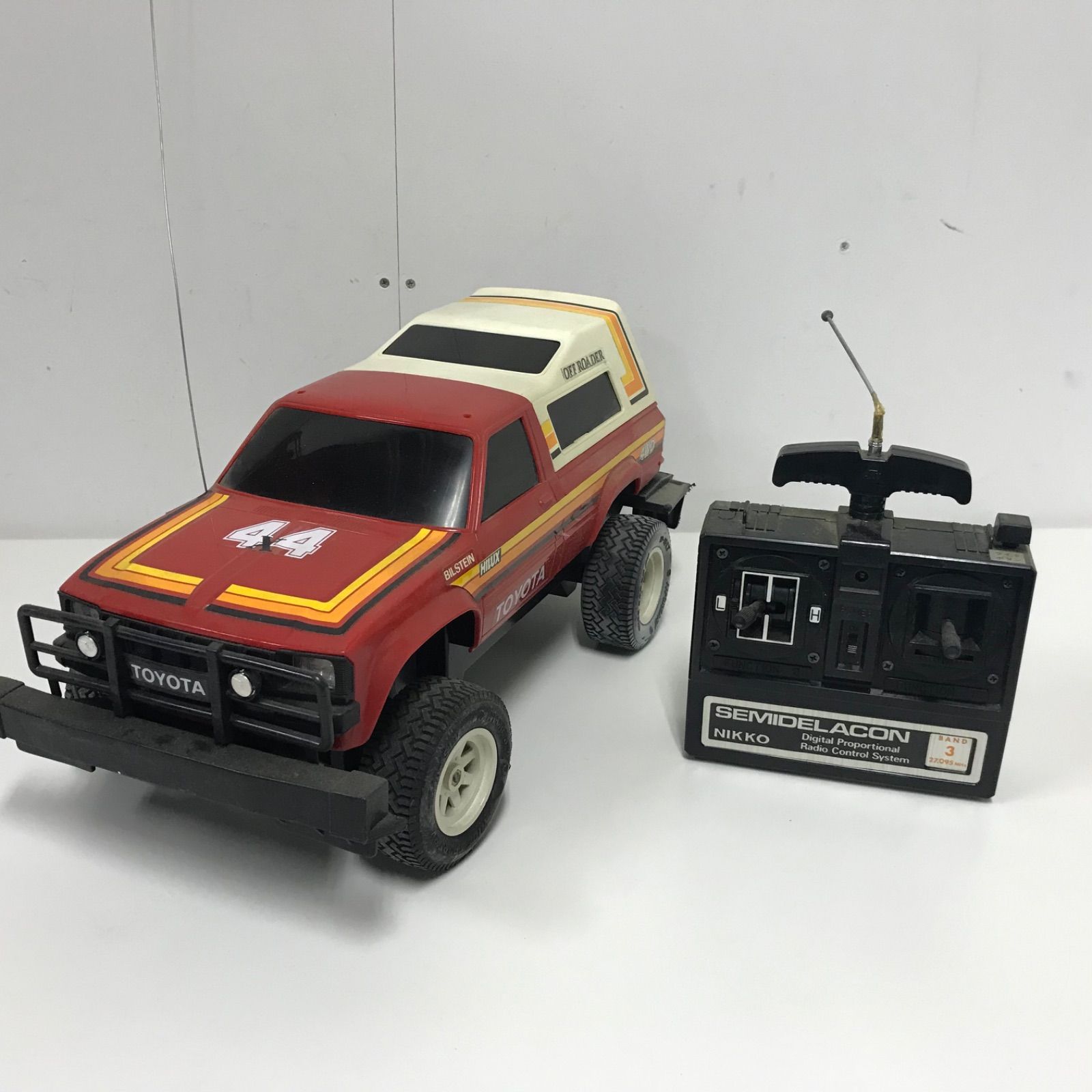 TOYOTA ハイラックス　4WD ラジコン　NIKKO 1/10 1982 NIKKO HILUX 1/10 4WD TRUCK RESTO-MOD AND RUN - YouTube