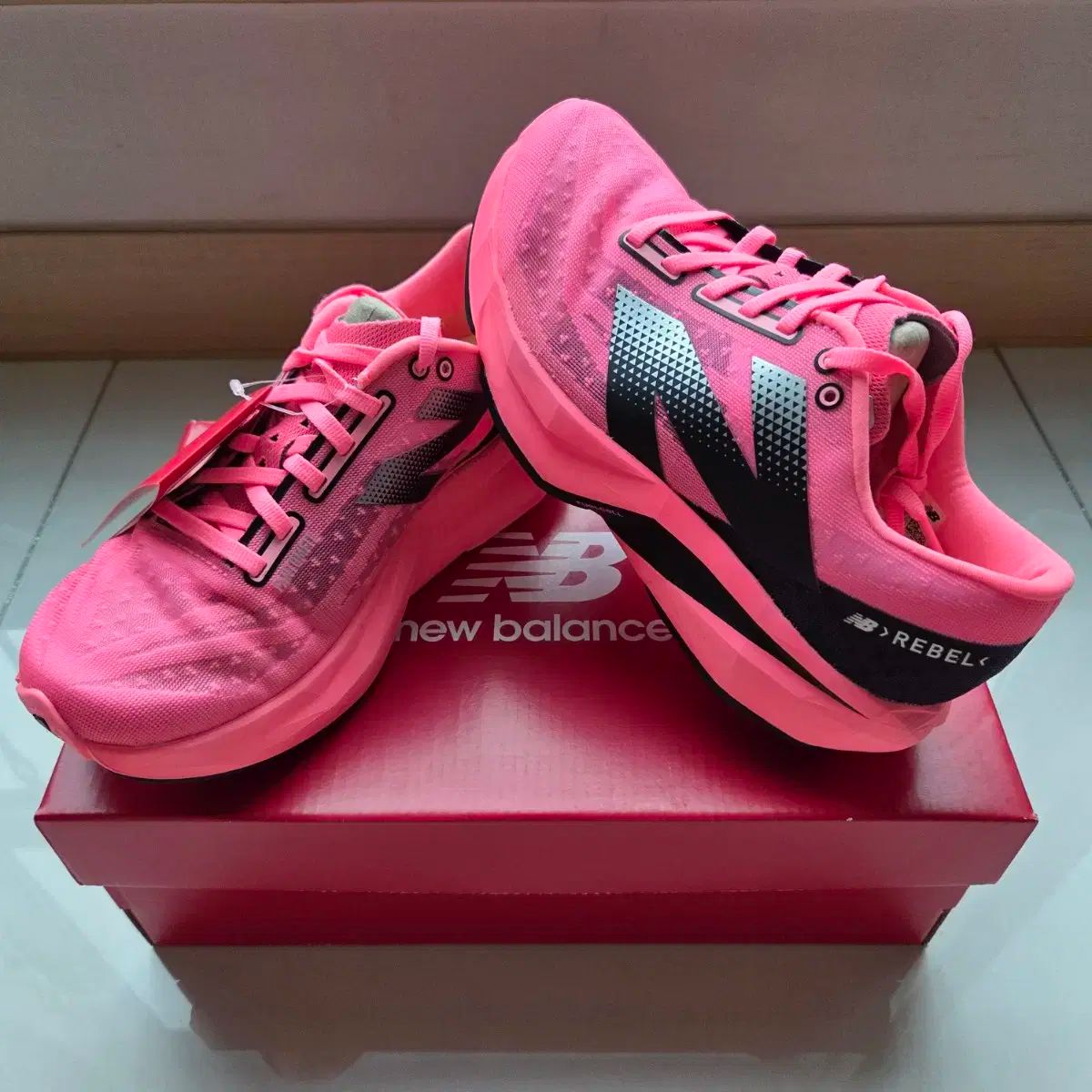 New Balance ニューバランス フューエルセル レベル v4 235 サイズ