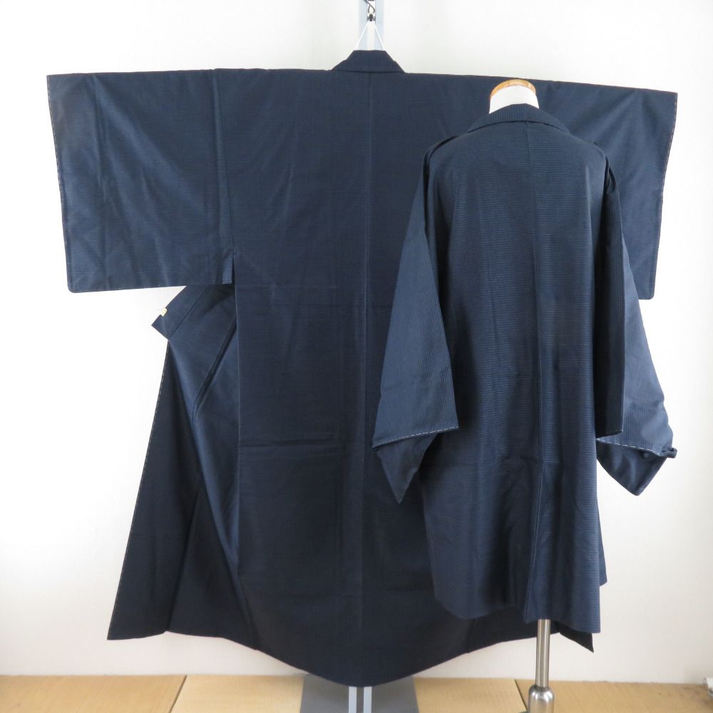 男着物 紬 アンサンブル 袷 黒青色 正絹 男性用きもの メンズ 仕立て上がり 和服 男物 カジュアル 身丈147cm 【キモノオフ野々市若松店】 男着物 紬 アンサンブル 袷 黒青色 正絹 男性用きもの メンズ 仕立て