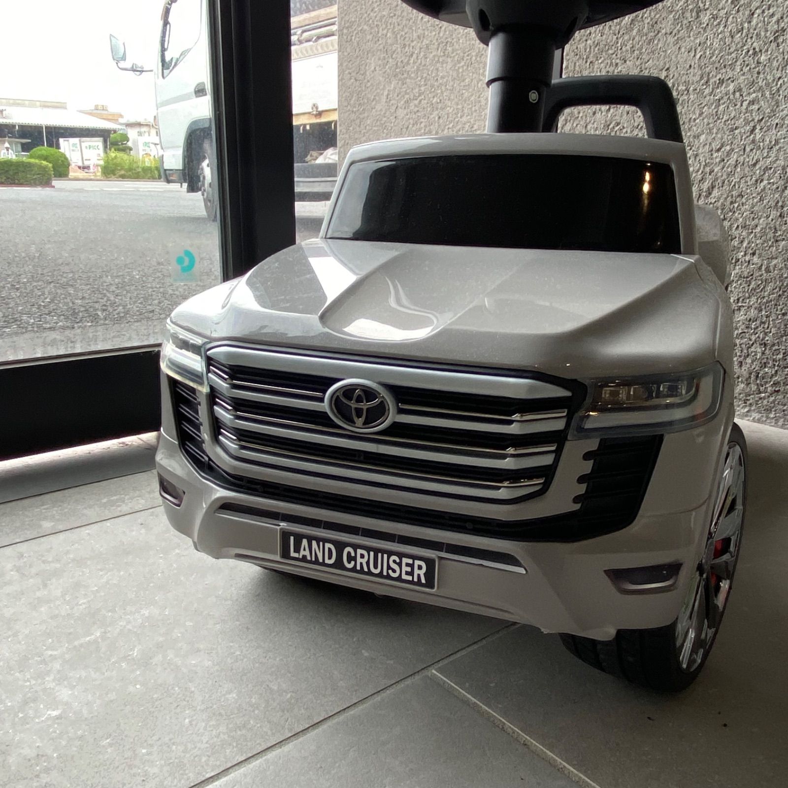 ランドクルーザー 300 乗用玩具 足けり おもちゃ ランクル プレゼント 贈り物 TOYOTA トヨタ