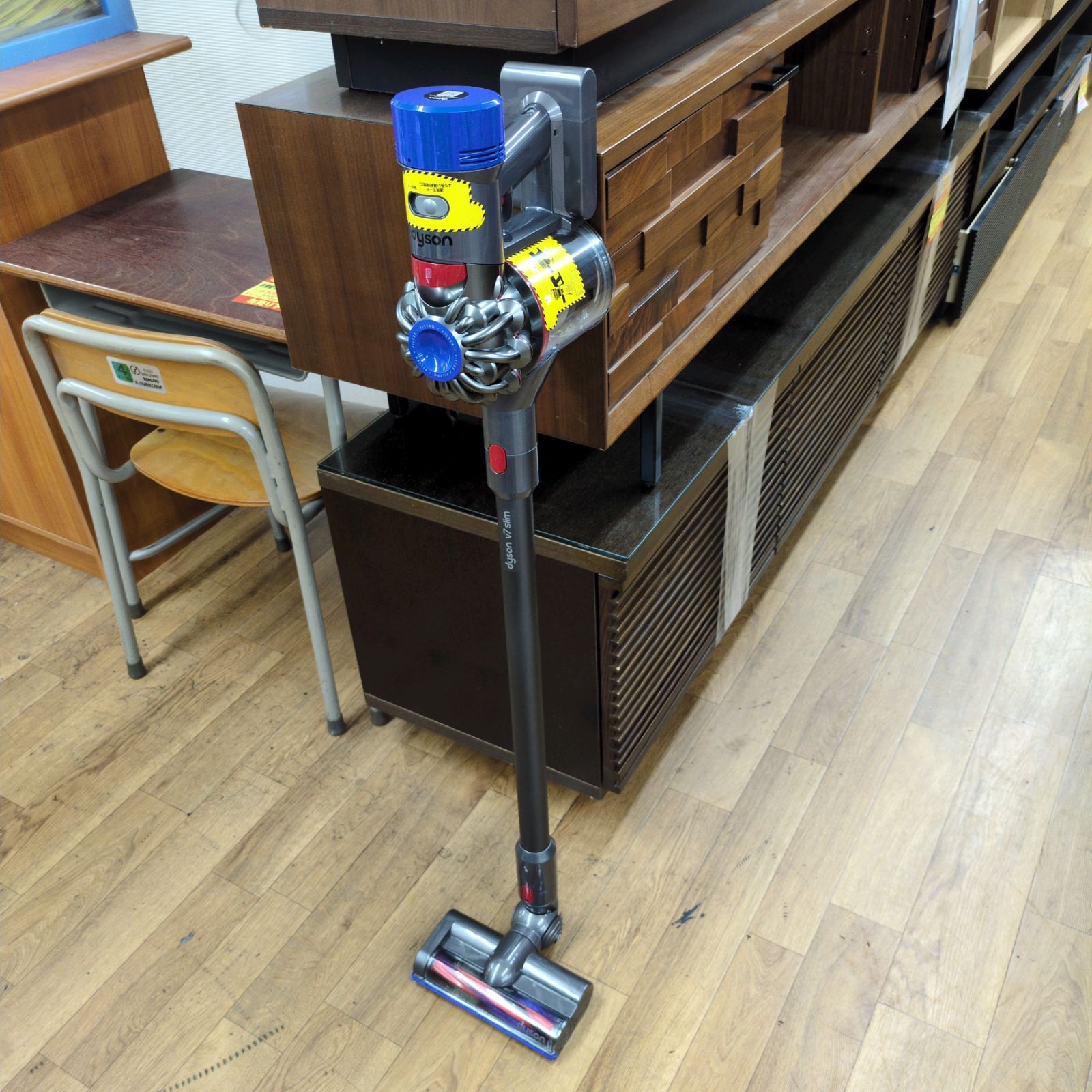 J221 比較的キレイ 充電式スティック掃除機 dyson SV11 V7slim 2019年製