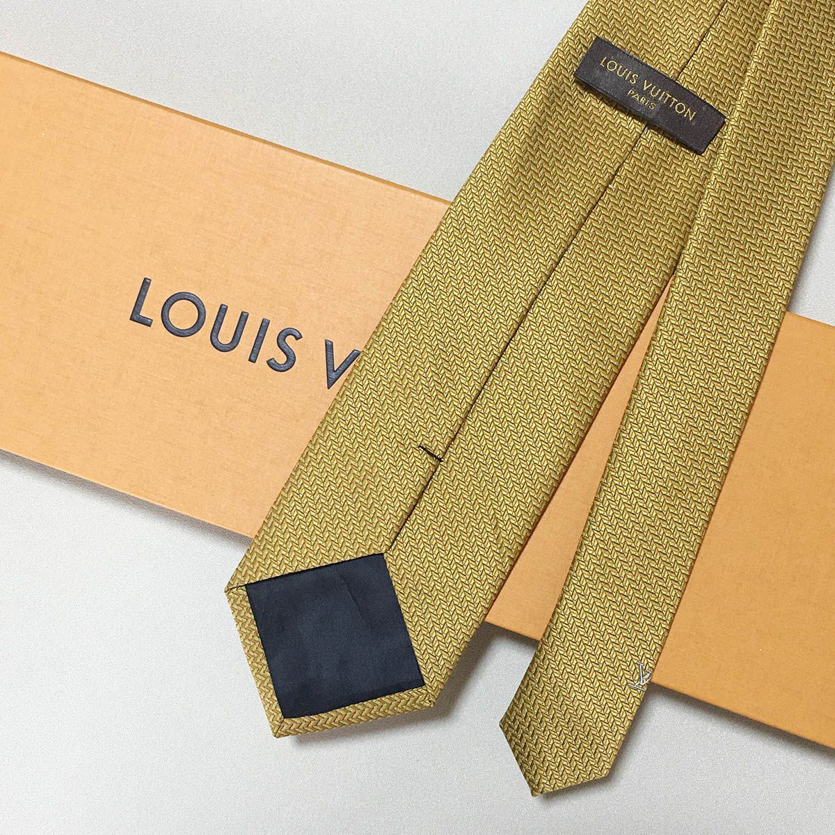 LOUIS VUITTON シルク ネクタイ イエロー LOUIS VUITTON ルイ・ヴィトン イタリア製 シルク ロゴ ネクタイ