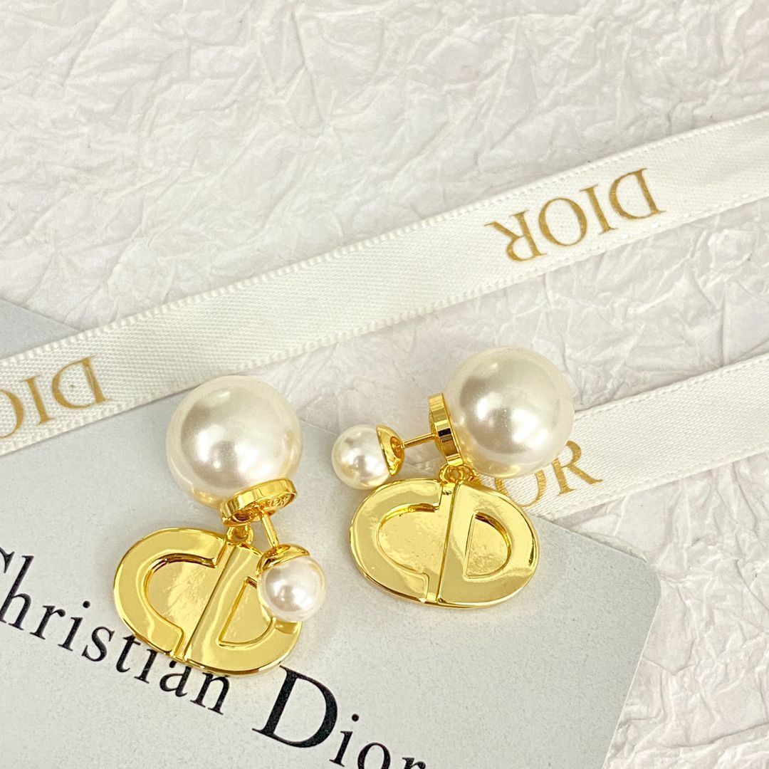 Dior】ディオール ピアス - ダブルパール、立体的なコインデザイン、真鍮製、18KメッキFF1641 - メルカリ