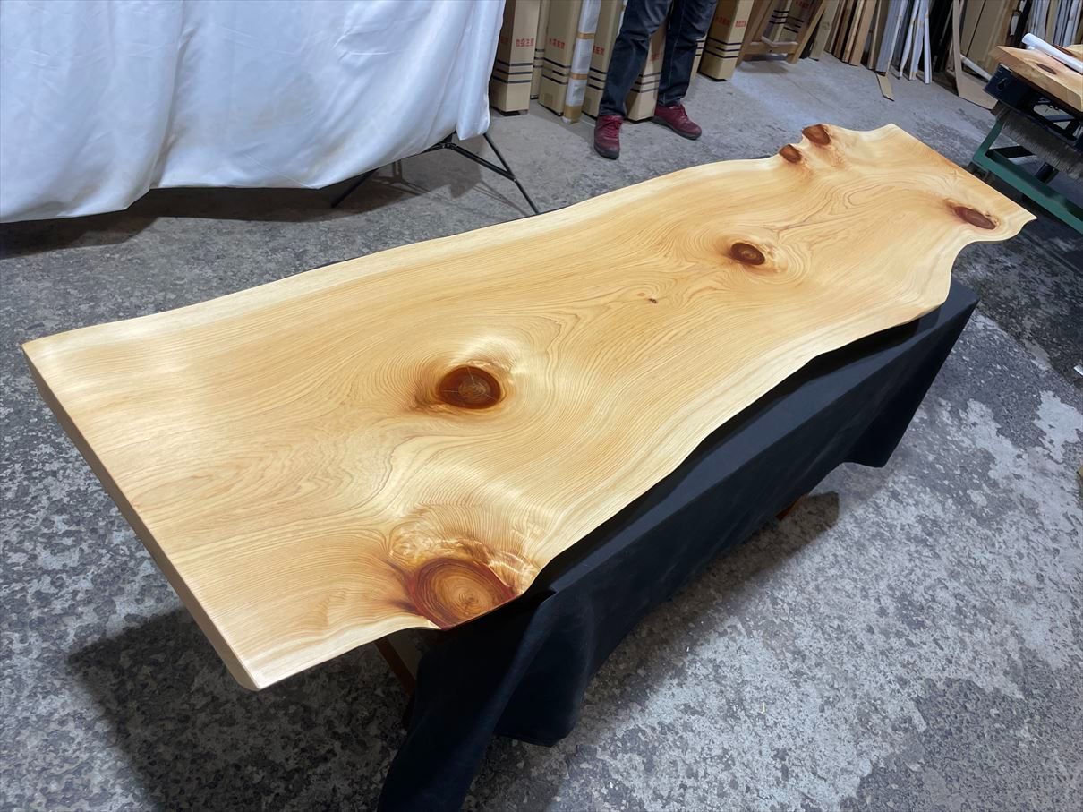 桧3961　一枚板無垢 乾燥材　2120ｘ350-440-410ｘ40mm ヒノキ　檜　センターテーブル　ダイニングテーブル　ウレタン塗装