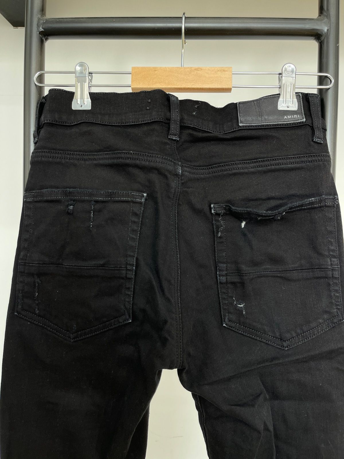 AMIRI MX1ブラックデニムジーンズダメージ加工サイズ30 AMIRI MX1ブラックデニムジーンズダメージ加工サイズ30 AMIRI ダメージ