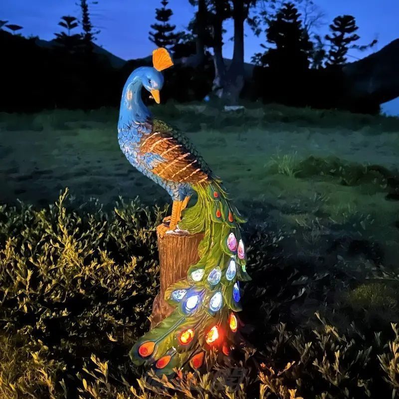 ガーデンコートヤードソーラーライト 孔雀樹脂彫刻装飾ライト カラフルライト 屋外景観祭り装飾ライト 防水設計 ホリデーギフト NEXPOTALLINN_EU