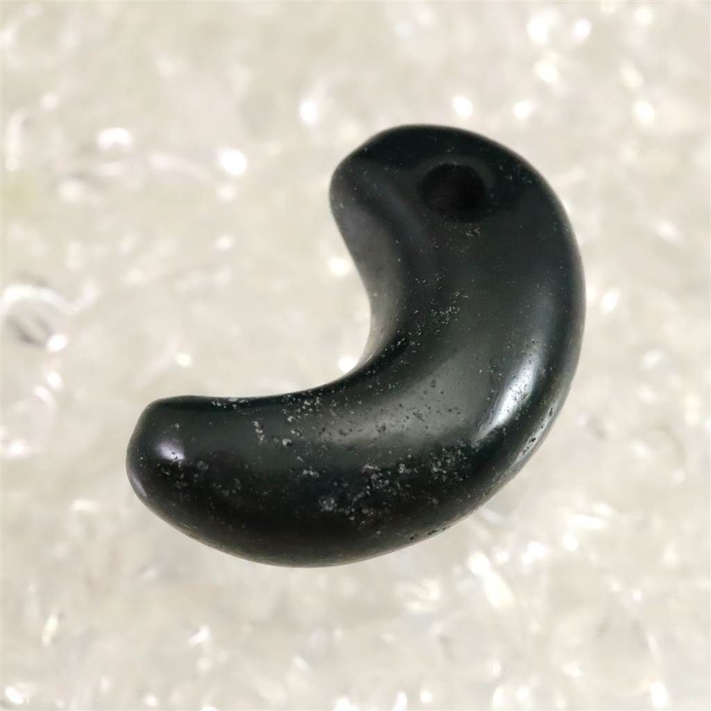 出雲石碧玉勾玉（小） 出雲石／碧玉 勾玉 中 AA 獣型 】 出雲石 国産 花仙山 青めのう 緑 櫛